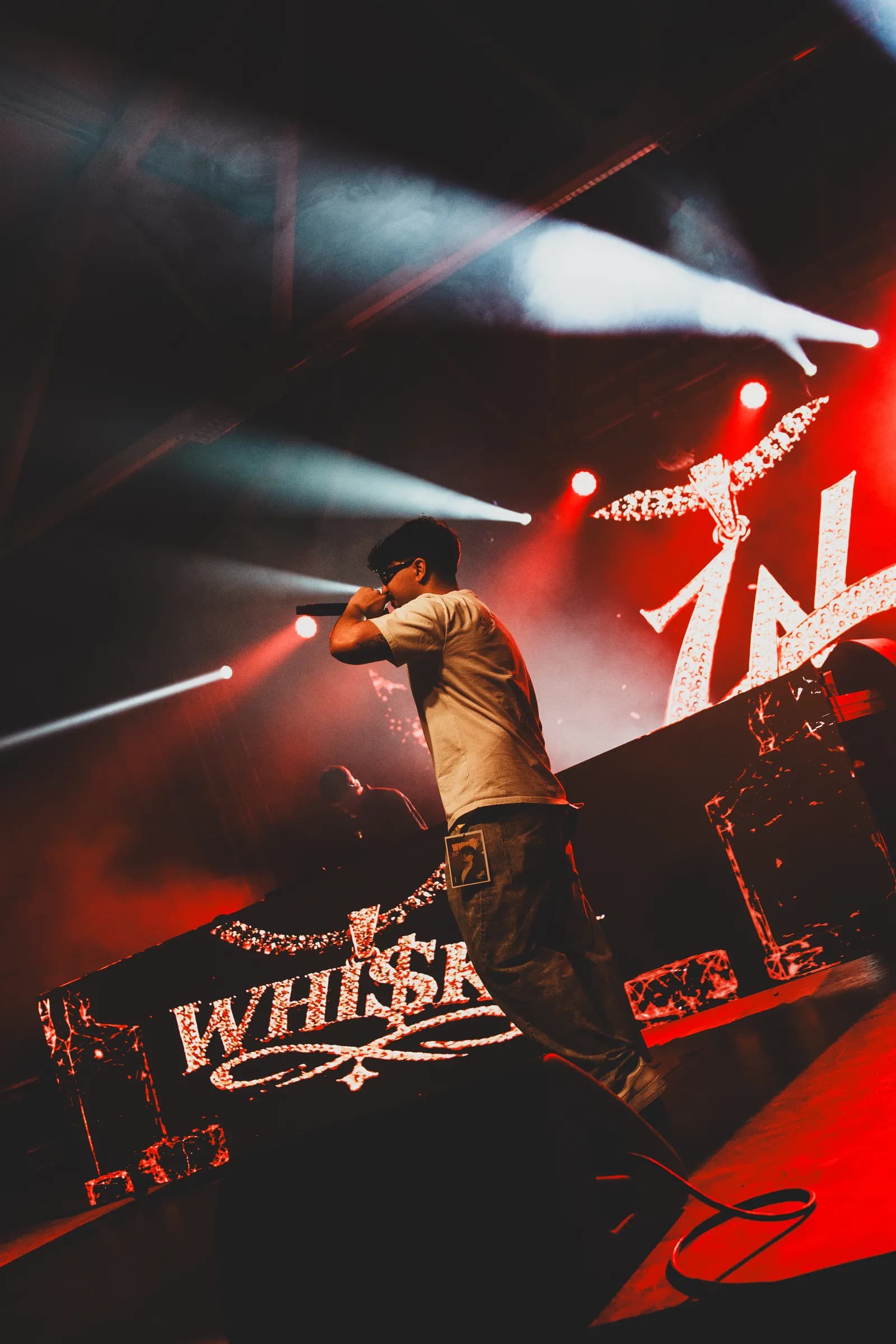 WHI$KY em palco sob luzes vermelhas